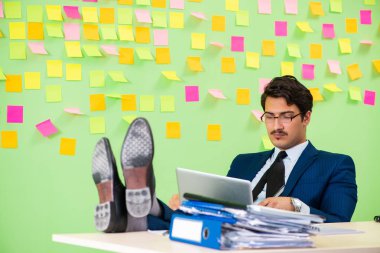 İş adamı önceliklerinde sorun yaşıyor.