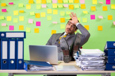 İş adamı önceliklerinde sorun yaşıyor.