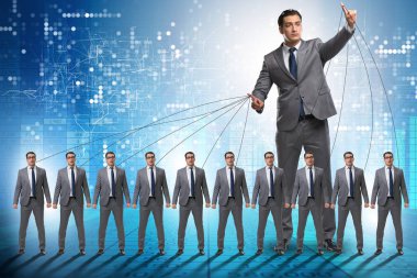 Patron çalışanı, çalışanlarını iş konseptinde manipüle ediyor.