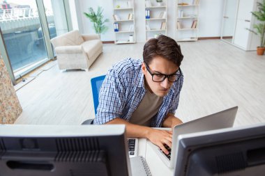 Genç tüccar ekranlarda piyasaları izliyor