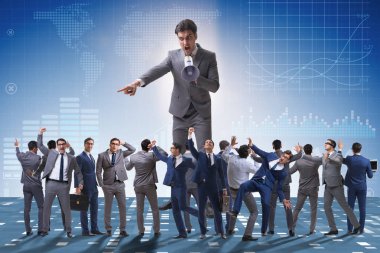 Hoparlörle bağıran kızgın patron kavramı.