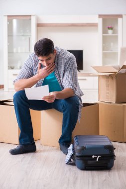 İşsiz bir adam haciz mektubu alıyor.