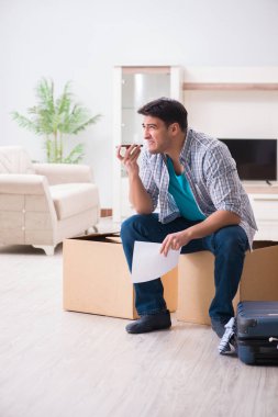 İşsiz bir adam haciz mektubu alıyor.