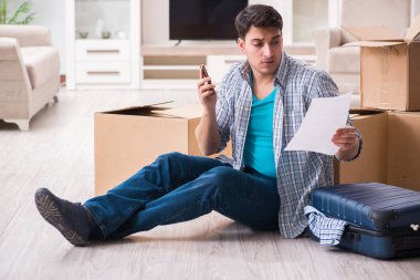 İşsiz bir adam haciz mektubu alıyor.