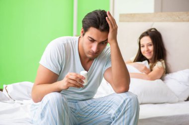 Kadın memnuniyeti için ilaç kullanan adam.  