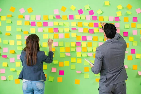 Colleghi d'affari che discutono le priorità future — Foto Stock