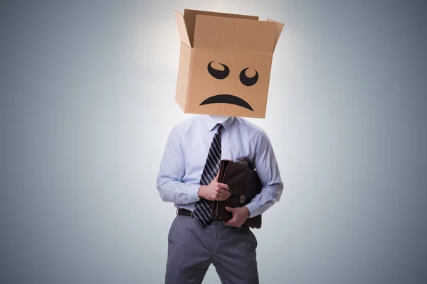 箱と不幸な顔をしたビジネスマン — ストック写真