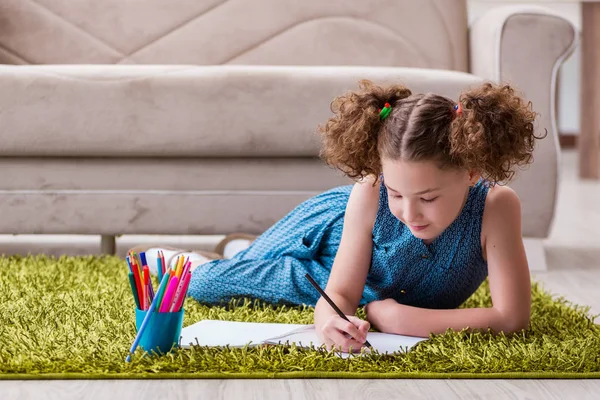 Niña dibujando sobre papel con lápices — Foto de Stock