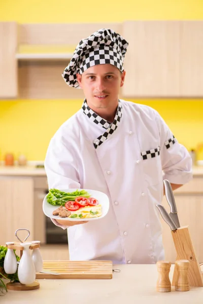 Mladý Profesionální Kuchař Připravuje Salát Kuchyni — Stock fotografie