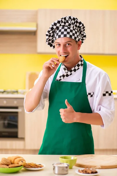 Jongeman koken het bereiden van taart in de keuken thuis — Stockfoto