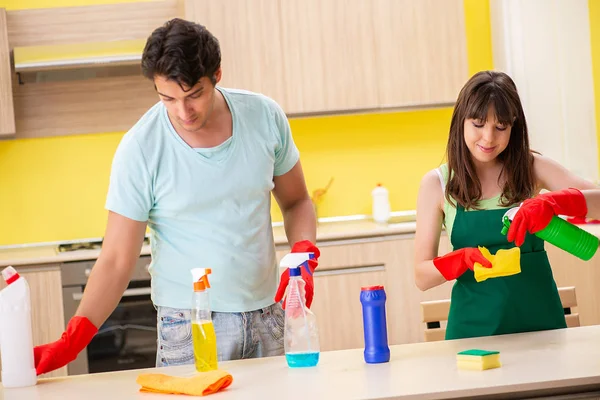 Jovem casal trabalhando na cozinha — Fotografia de Stock