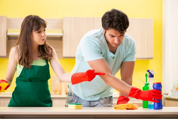 Giovane coppia che lavora in cucina — Foto Stock