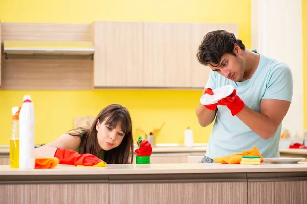 Giovane coppia che lavora in cucina — Foto Stock