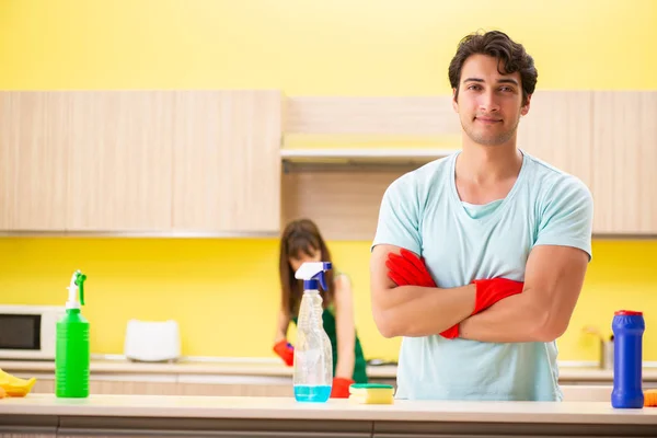 Jovem casal trabalhando na cozinha — Fotografia de Stock