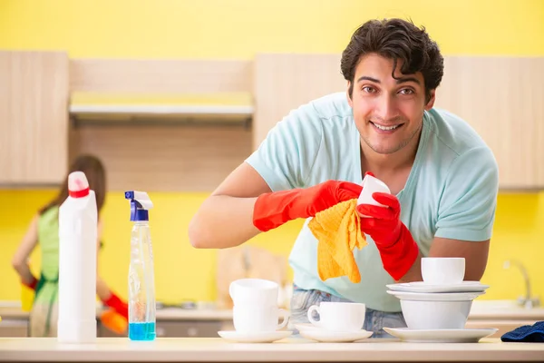 Giovane coppia che lavora in cucina — Foto Stock