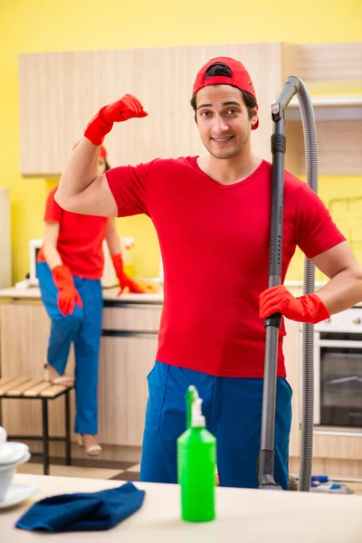 Schoonmaken van professionele aannemers in de keuken — Stockfoto