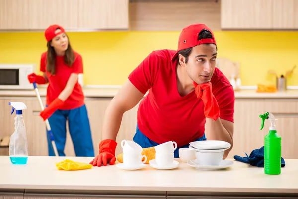 Прибирання професійних підрядників, що працюють на кухні — стокове фото