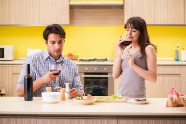 Genç çift mutfakta evlilik yıldönümünü kutluyor. 