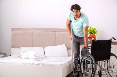 Genç yakışıklı engelli adam evde iyileşiyor. 