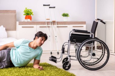 Genç yakışıklı engelli adam evde iyileşiyor. 