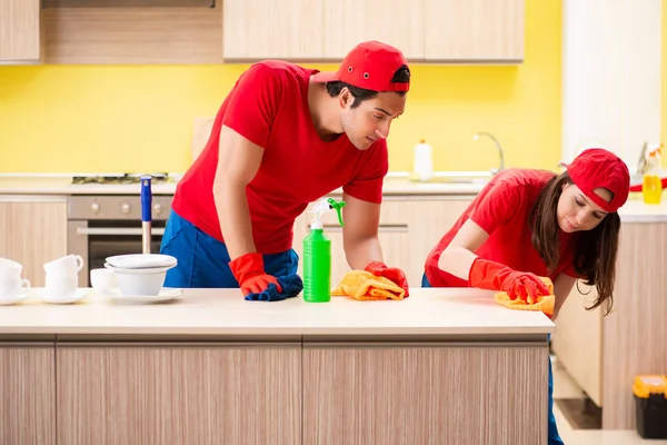 Прибирання професійних підрядників, що працюють на кухні — стокове фото