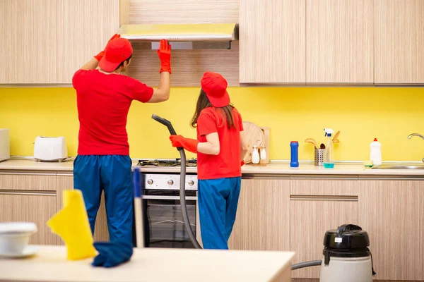 Pulizia appaltatori professionisti che lavorano in cucina — Foto Stock