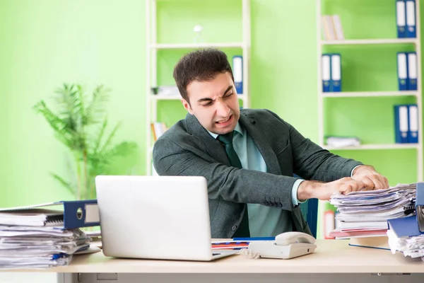 Empresário irritado com excesso de trabalho sentado no escritório — Fotografia de Stock