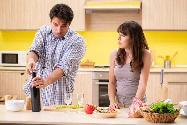 Casal jovem celebrando aniversário de casamento na cozinha — Fotografia de Stock