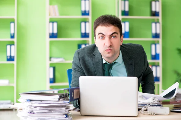 İşadamı ofiste otururken aşırı çalışmaktan kızgın. — Stok fotoğraf