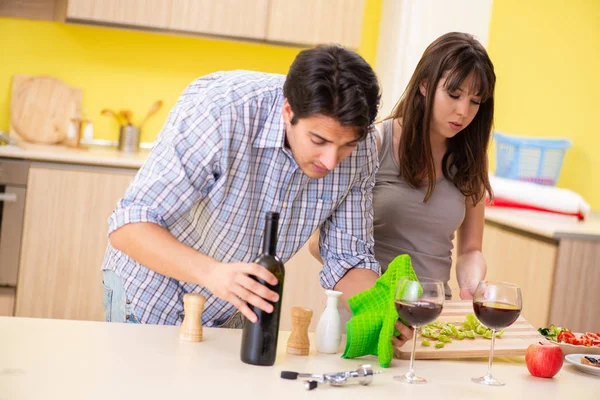 Casal jovem celebrando aniversário de casamento na cozinha — Fotografia de Stock