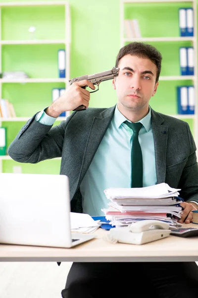 Podnikatel naštvaný nadměrnou prací sedí v kanceláři — Stock fotografie