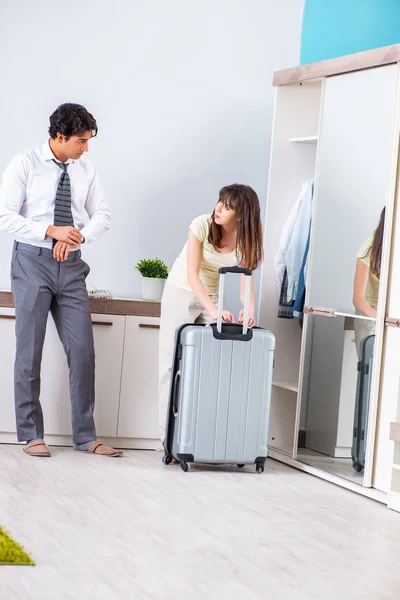 Esposa viendo a su marido fuera de viaje de negocios —  Fotos de Stock