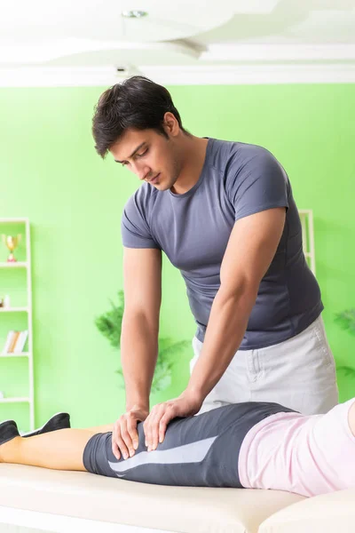 Joven médico quiropráctico masajeando paciente — Foto de Stock