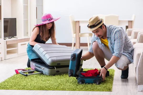 Fiatal család csomagolás nyaralás utazás — Stock Fotó