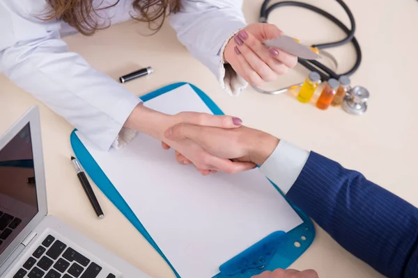 Rutin kontroller için doktoru ziyaret eden bir adam. — Stok fotoğraf