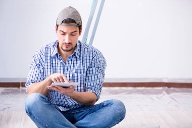 Genç müteahhit gökkuşağının rengini seçiyor 