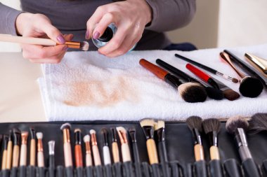 Makyaj sanatçısı fırçaları işe hazırlıyor