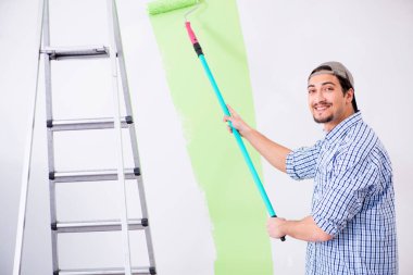 Genç ressam evde tadilat yapıyor. 