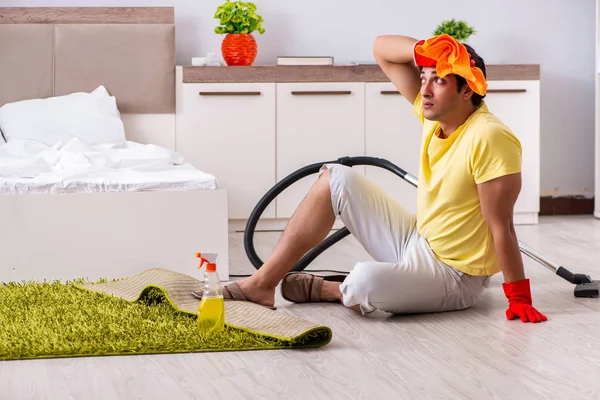 Jovem homem bonito limpeza no quarto — Fotografia de Stock