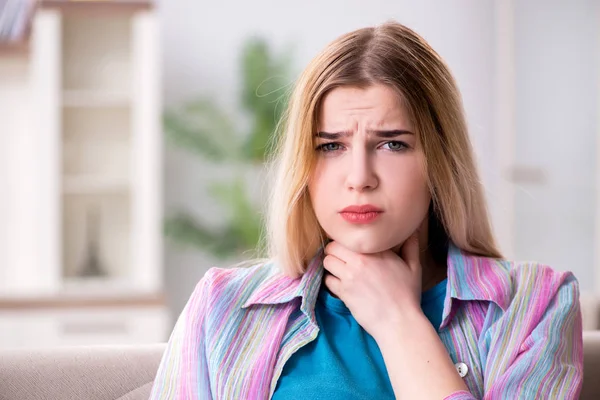 Jonge vrouw met keelpijn — Stockfoto