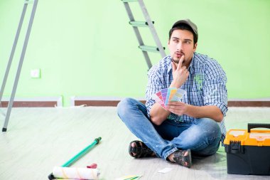 Genç adam evini yeniliyor. 