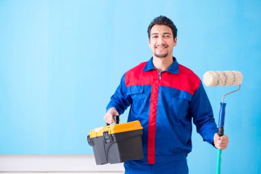 Genç adam evini yeniliyor. 