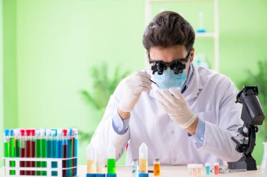 Laboratuvarda çalışan bir kimyager.