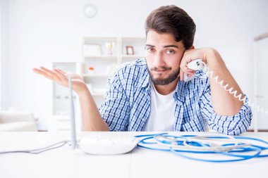 Hayal kırıklığına uğramış genç adam internetin zayıf çekmesi yüzünden