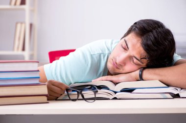 Genç yakışıklı öğrenci okul sınavlarına hazırlanıyor.