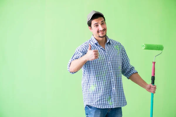 Joven pintor haciendo renovación en casa — Foto de Stock