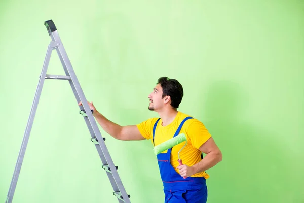 Ung målare gör renovering hemma — Stockfoto