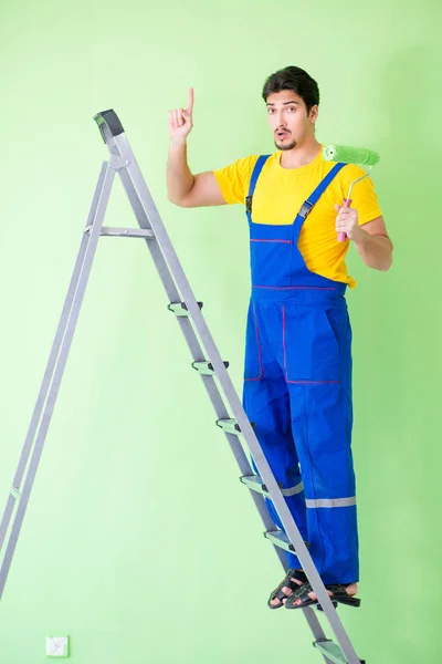 Junger Maler renoviert zu Hause — Stockfoto