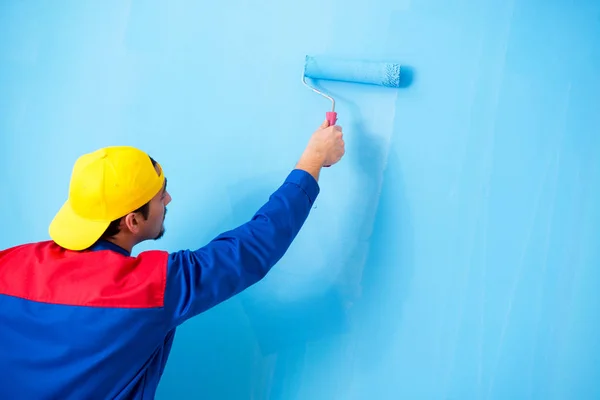 Jovem pintor fazendo renovação em casa — Fotografia de Stock