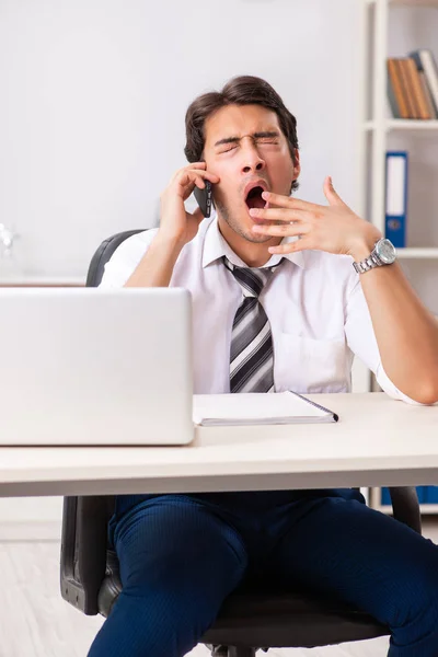 Jovem empresário bonito que trabalha no escritório — Fotografia de Stock